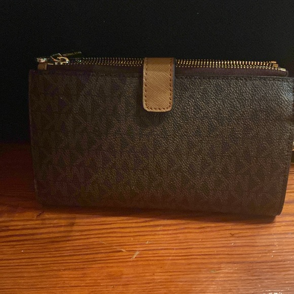 New MICHAEL KORS wristlet wallet - Picture 2 of 5